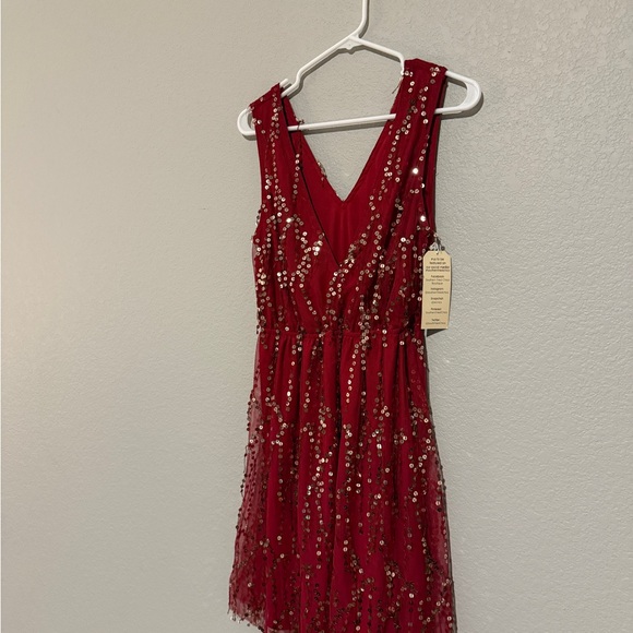 Elegant Red Sequin Dress - Picture 2 of 2